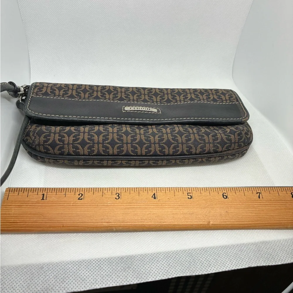 Fossil 8” Wristlet Wallet With Card Holders And Zippered Pocket - Picture 6 of 11